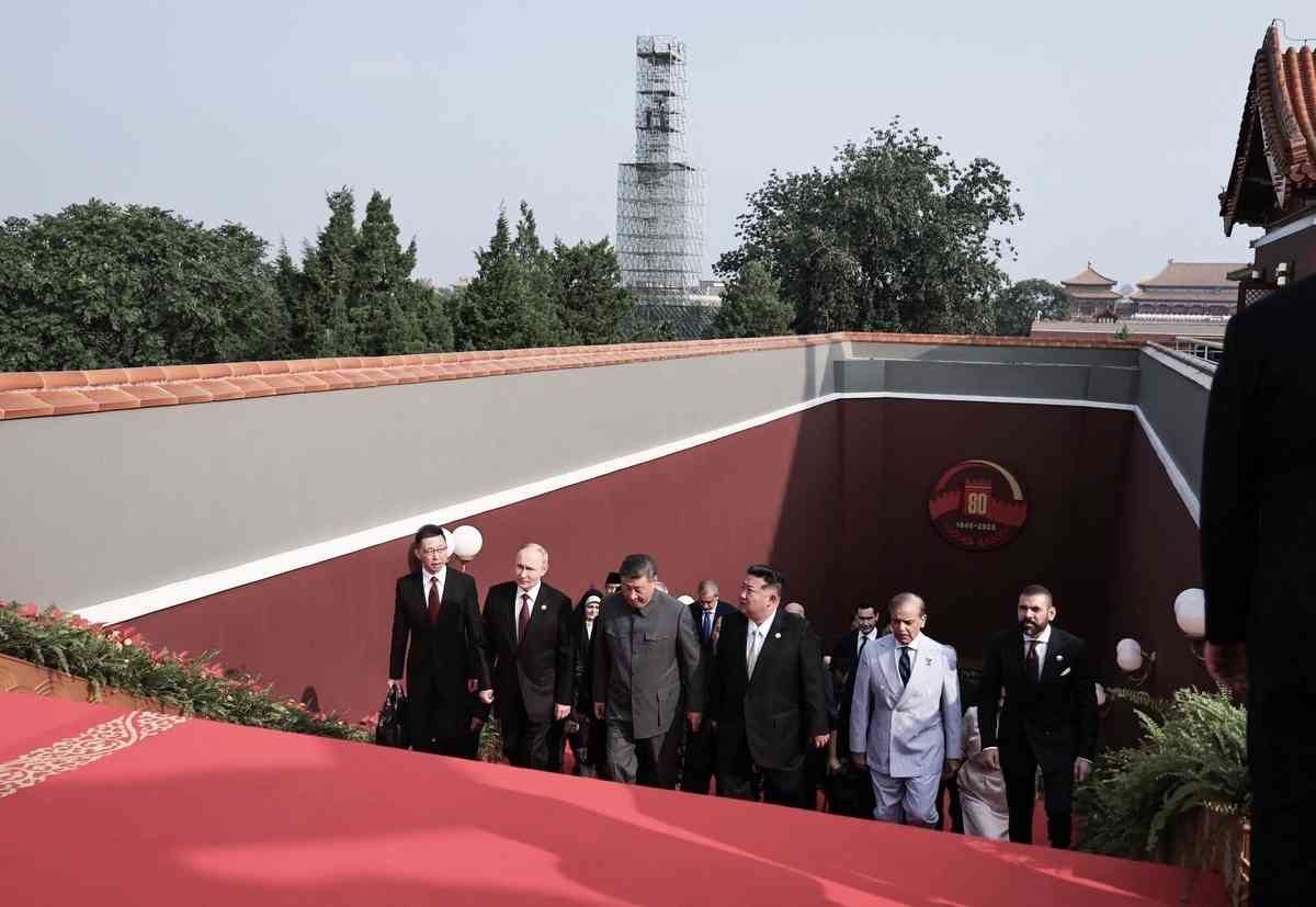 2025年9月3日,在俄羅斯國家通訊社 Sputnik發布的這張照片中,俄羅斯總統普京(左二)與中共黨魁習近平、北韓領導人金正恩和巴基斯坦總理謝里夫,一起走向北京天安門廣場舉行的閱兵式。(Alexander Kazakov/POOL/AFP via Getty Images)