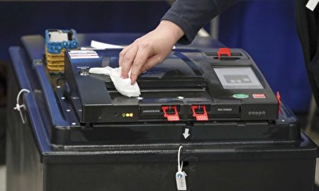 2020年3月17日，伊利諾伊州民主黨在芝加哥舉行黨內初選，圖為初選使用的投票機。（KAMIL KRZACZYNSKI/AFP via Getty Images）