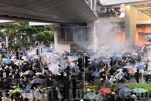 影片：香港勇武派歸來 受到英雄式歡迎