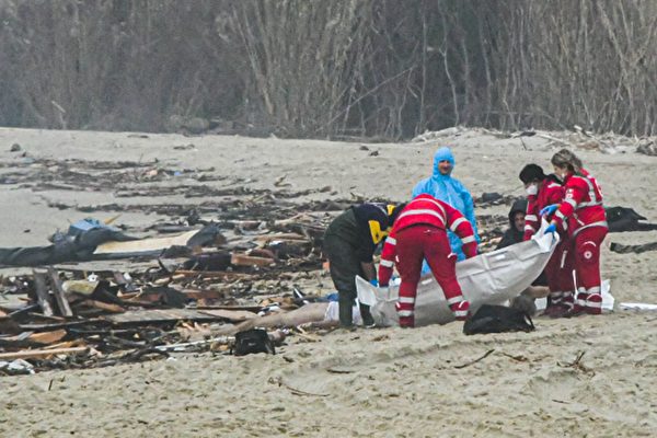 2023年2月26日,一艘非法移民船在意大利南部卡拉布里亞地區沉沒後,救援人員在克羅托內(Crotone)南部Steccato di Cutro的沉船現場處理屍體。(Stringer/ANSA/AFP via Getty Images)