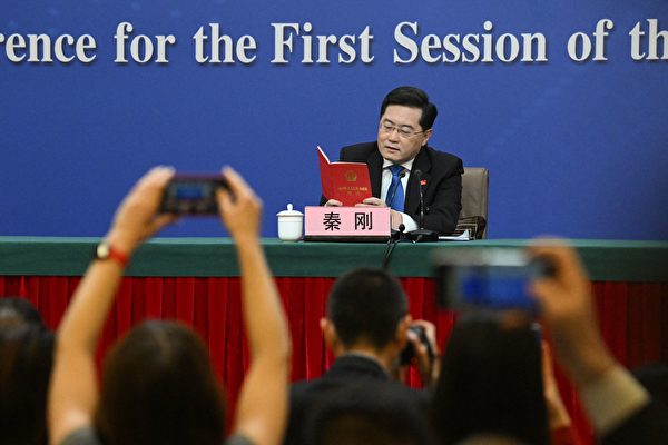 2023年3月7日，中共外交部長秦剛在全國人大媒體中心舉行的新聞發布會上。（NOEL CELIS/AFP via Getty Images）
