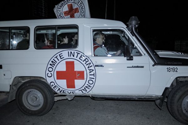 2023年11月25日，哈馬斯釋放的第二批人質搭乘紅十字會的車輛前往以色列。（ Said Khatib/AFP via Getty Images）