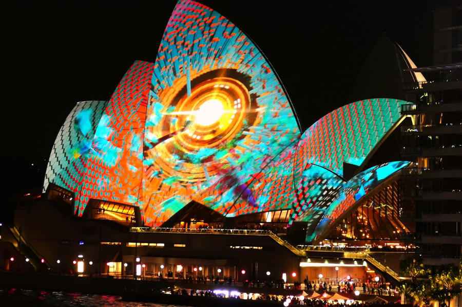  悉尼第12屆燈光節開幕 流光溢彩照亮夜空