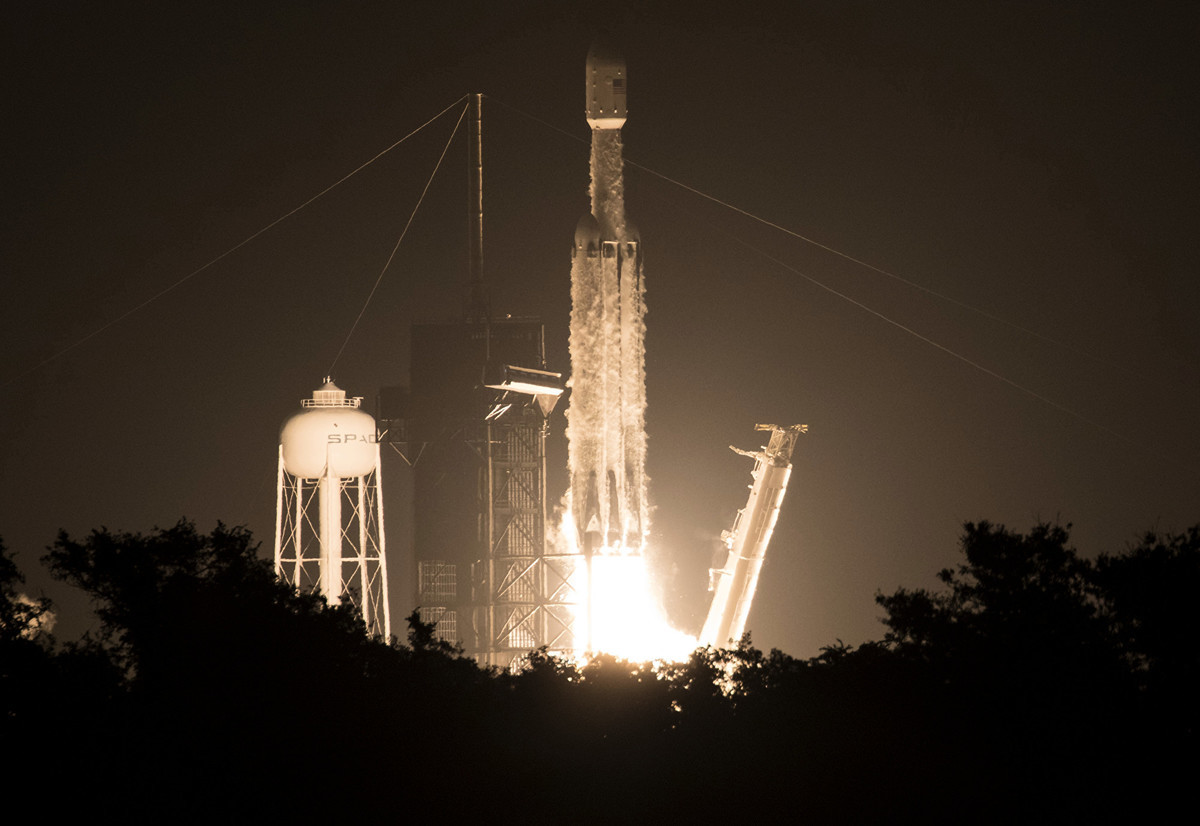 SpaceX於6月25日從佛羅里達州甘迺迪航天中心再次成功發射一枚攜24顆實驗衛星的「獵鷹」重型火箭。（NASA/Joel Kowsky/NASA/AFP）