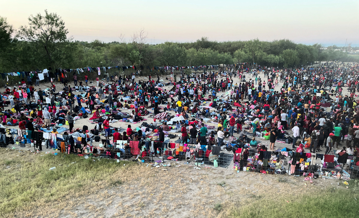 圖為2021年9月16日，成千上萬的非法移民在穿越德州Del Rio的Rio Grande河後聚集在國際大橋附近。（Charlotte Cuthbertson/The Epoch Times）