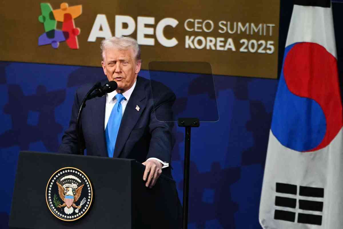 2025年10月29日,美國總統特朗普於韓國慶州出席亞太經合組織(APEC)企業領袖峰會(CEO Summit)並發表演說。(ANDREW CABALLERO-REYNOLDS/AFP via Getty Images)