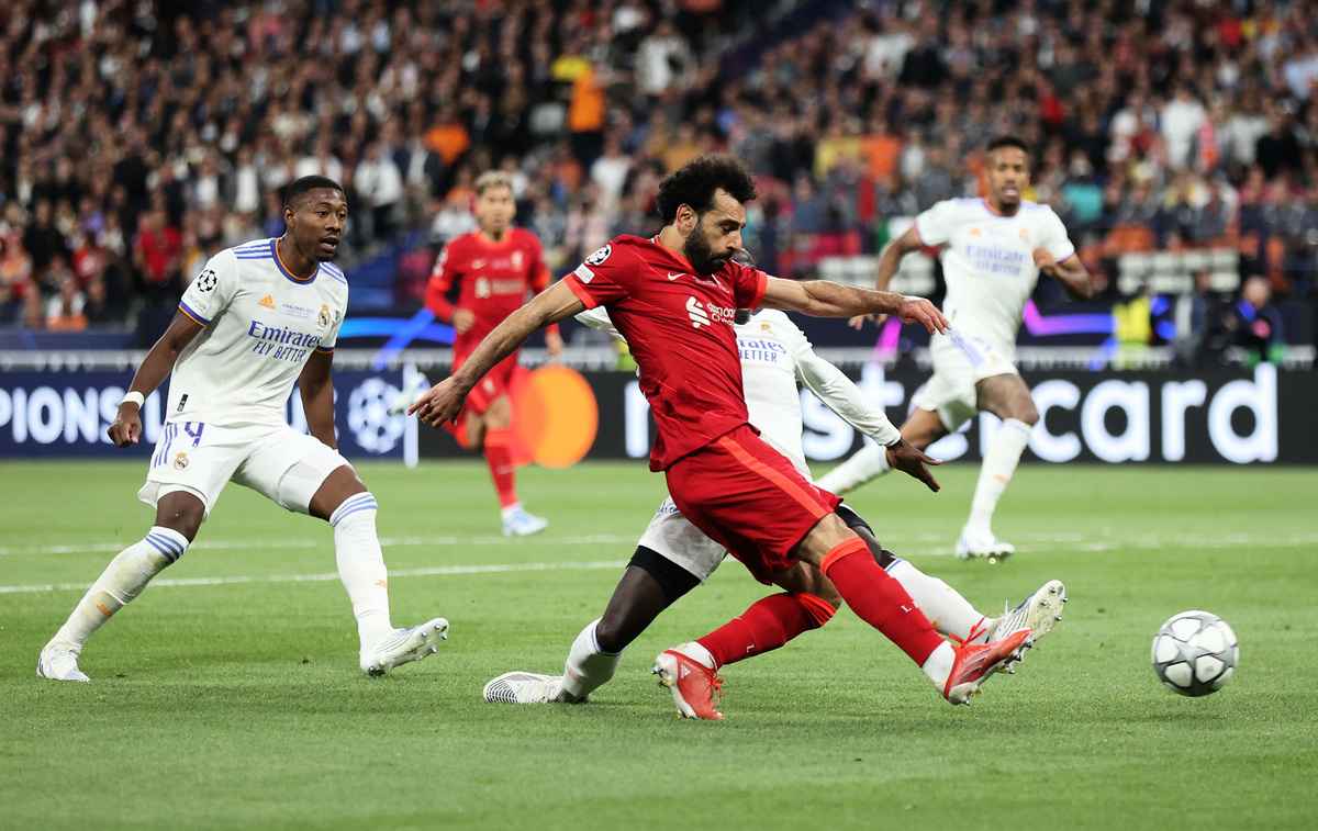 2022年7月1日，英超豪門利物浦與沙拿（Mohamed Salah）完成續約。埃及前鋒獲得了高達40萬英鎊的周薪，創造了英超歷史的新紀錄。圖為30歲沙拿（右）比賽中的資料照。（Julian Finney/Getty Images）