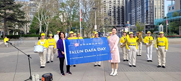 2023年5月11日,安省咸美頓市舉行升旗儀式,並將於5月13日晚在城市標誌建築亮綵燈,以慶祝世界法輪大法日。咸美頓副市長伊斯帖·保爾斯(Esther Pauls )出席升旗儀式並發表演講,讚揚「真、善、忍」理念。(新唐人)