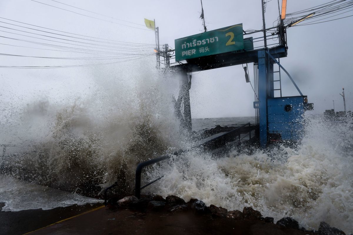 熱帶風暴帕佈於周五（1月4日）在泰國南部登陸。（Photo credit LILLIAN SUWANRUMPHA/AFP/Getty Images）