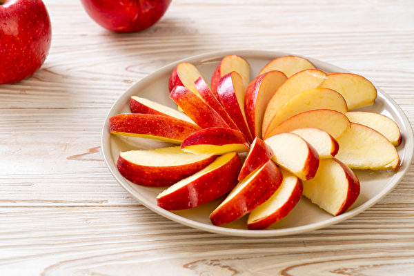 蘋果皮有很多好的營養素和纖維質。可以和果肉一起食用。（Shutterstock）