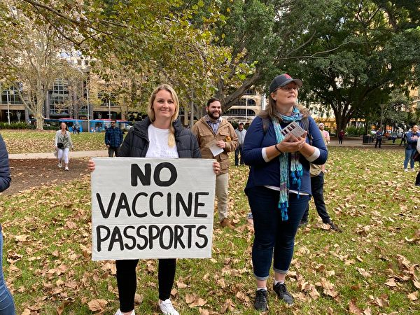 2021年5月15日，在悉尼海德公園舉行的「自由、和平和人權」集會上，集會者手舉反疫苗護照標牌。（李睿／大紀元）