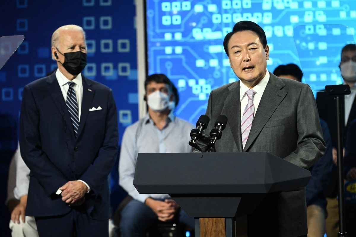 2022年5月20日，南韓平澤市，美國總統拜登（左）訪問三星電子公司平澤園區後，南韓總統尹錫悅在新聞發布會上發表講話（右）。（Saul Loeb/AFP）