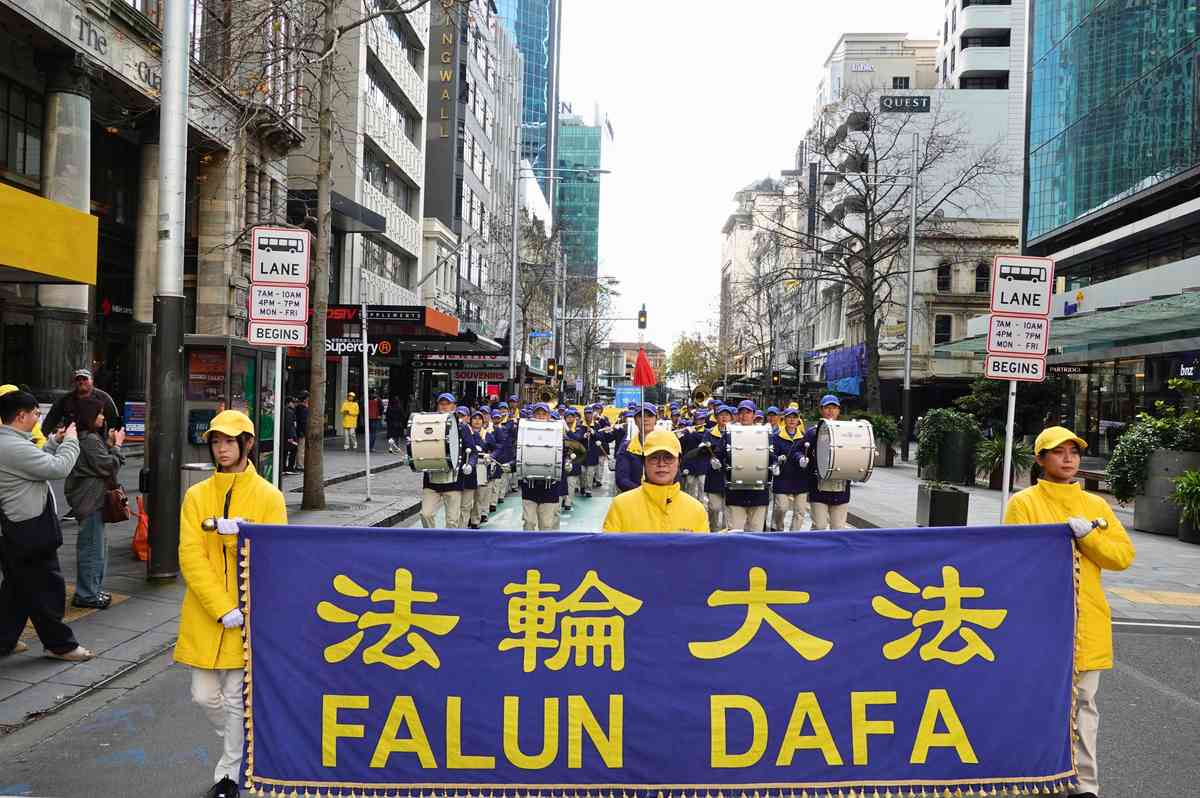 2025年7月19日,紐西蘭部份法輪功學員齊聚奧克蘭市中心伊利沙伯廣場,舉行反迫害26周年集會,並在皇后街進行了聲勢浩大的「解體中共、結束迫害」的遊行活動。圖為遊行隊伍中法輪大法天國樂團打頭陣。(趙凱/大紀元)