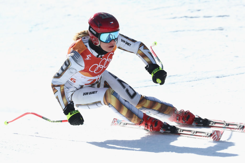 2018年2月17日，南韓平昌，捷克選手萊德茲卡（Ester Ledecka）在平昌冬奧會第八天的高山滑雪女子超級大迴轉比賽中。（Alexander Hassenstein/Getty Images）