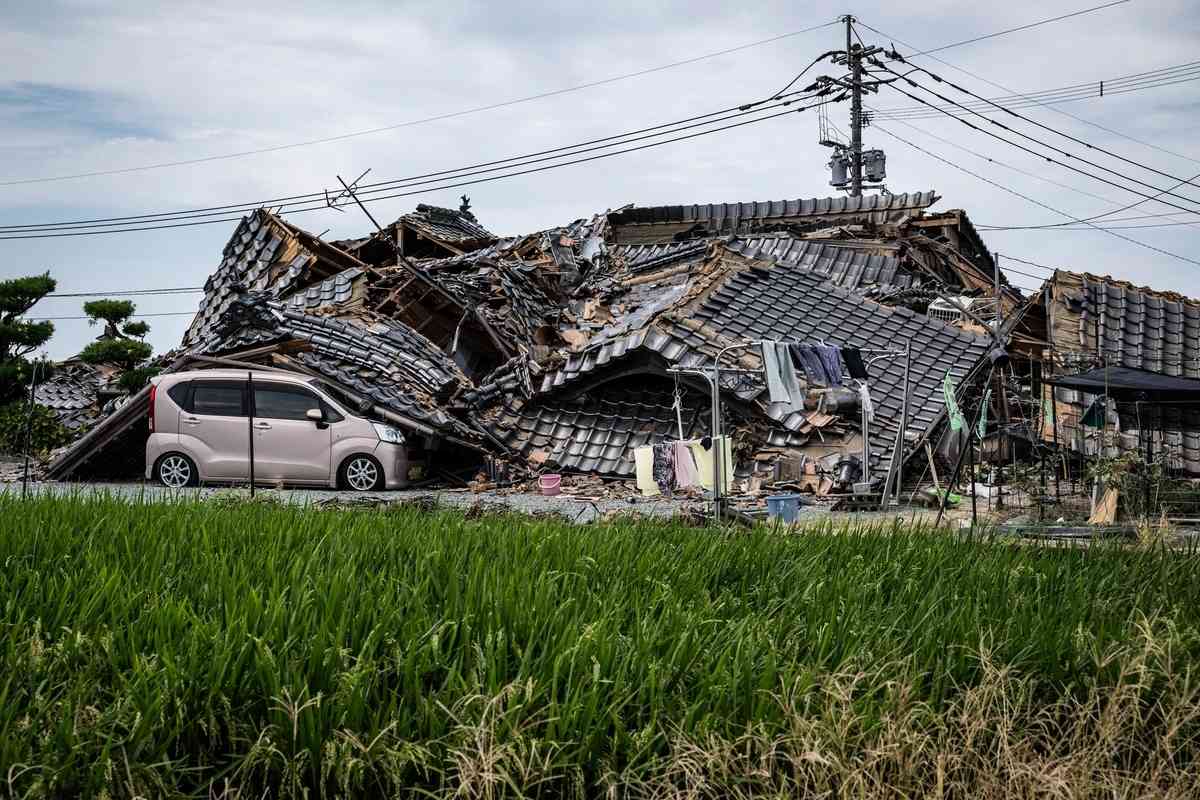 2026年7月30日，日本熊本縣冰川町一棟房屋在地震中坍塌，並砸中停放在一旁的汽車。（Yuichi Yamazaki/AFP via Getty Images）
