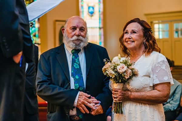 恩愛夫妻未曾舉辦婚禮 50年後家人送驚喜