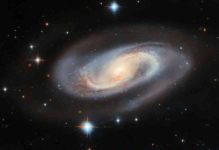 螺旋星系核心藏巨大黑洞 質量為太陽1.7億倍