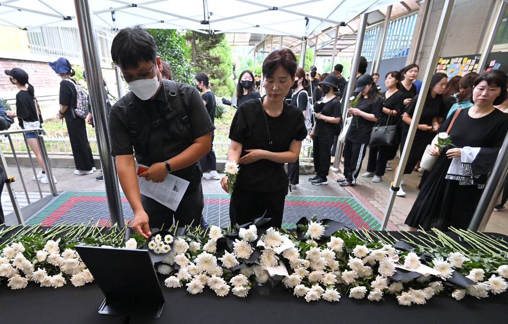 2023年9月4日，民眾在首爾的小學「Seoul Seoi Elementary School」的紀念壇前紀念7月份輕生的一名教師。（Jung Yeon-je/AFP）