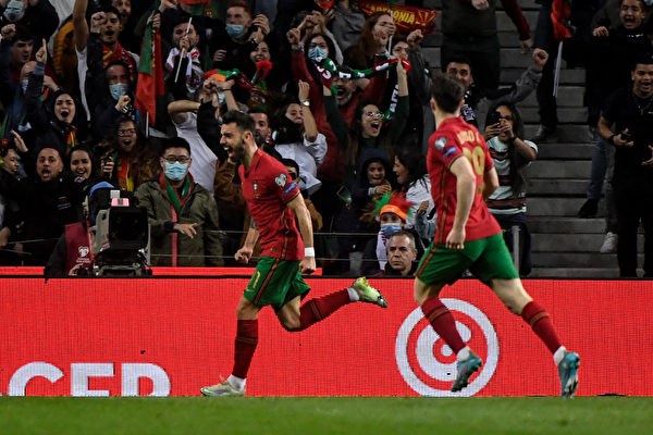 3月29日與北馬其頓隊的世界盃附加賽中，B費（左）獨中兩元，助葡萄牙隊順利晉級世界盃。（Miguel Riopa/AFP via Getty Images）