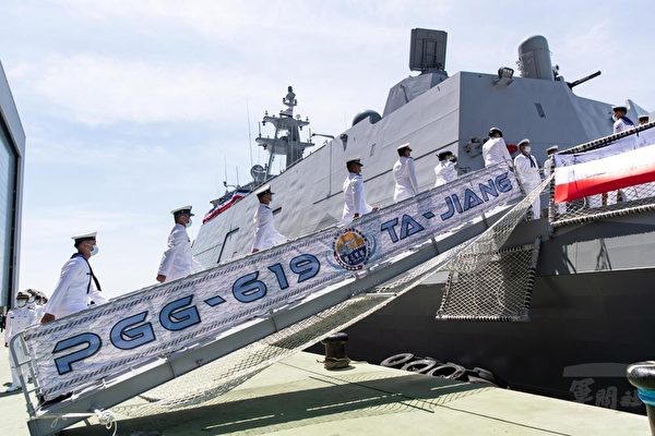 塔江軍艦官兵登艦。（軍聞社提供）