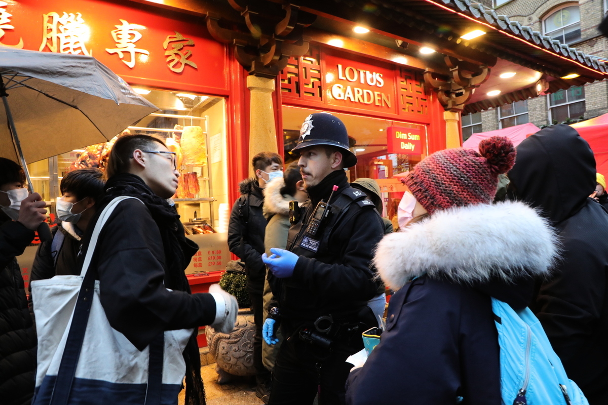倫敦唐人街華人集會發生衝突，多名警員接報到場，向現場人士了解情況。（文苳晴／大紀元）
