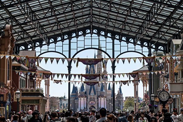 2023年4月10日，日本浦安市，東京迪士尼樂園舉行成立40周年的慶祝活動，許多遊客湧入園區。（Richard A. Brooks/AFP）