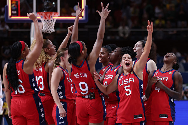 2022年10月1日，在澳洲女籃世界盃決賽上，美國隊以83:61戰勝中國隊衛冕成功，實現世界盃「四連冠」。中國隊則繼1994年之後，再次獲得世界盃亞軍。圖為美國隊賽後一起慶祝勝利。（Matt King/Getty Images）