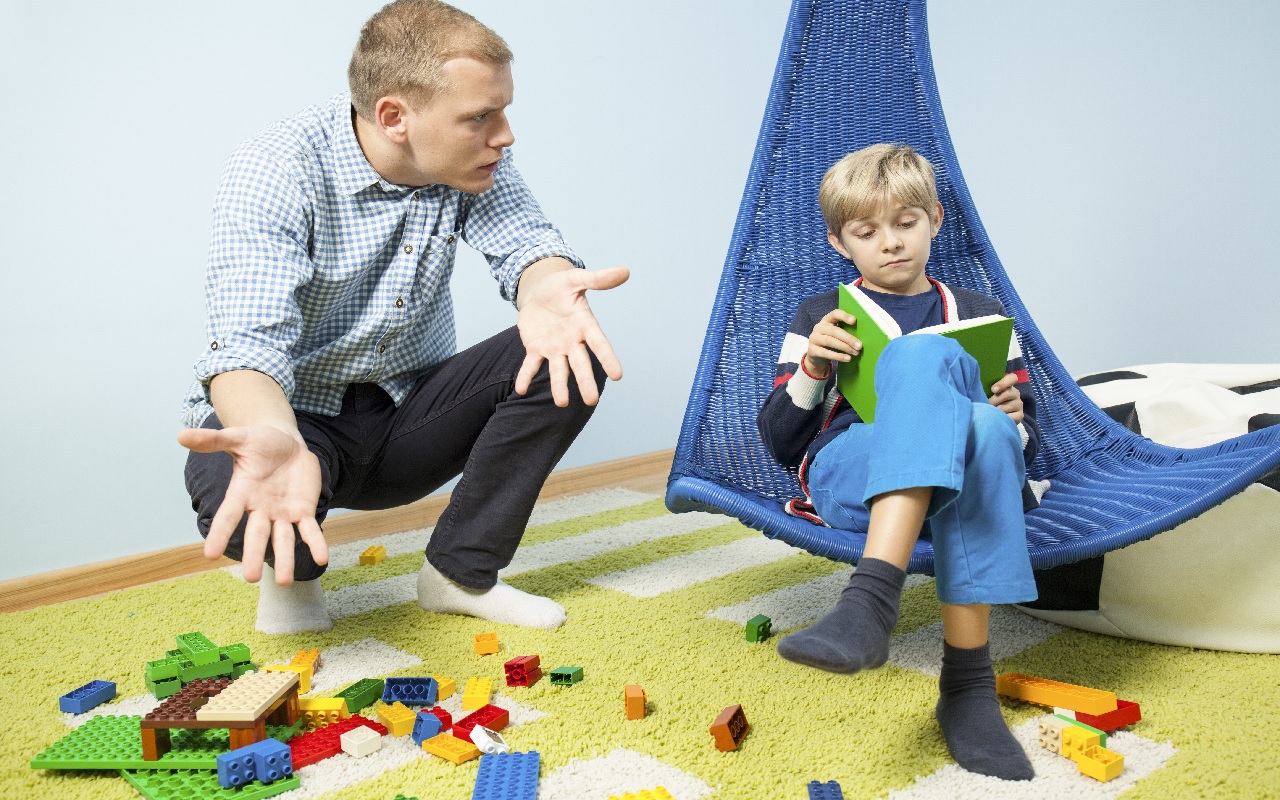無論父母怎麼要求，孩子就是不收玩具。臨床心理師提供正向管教技巧，指引父母如何化解孩子的對立反抗，重建良性的親子互動。（Shutterstock）