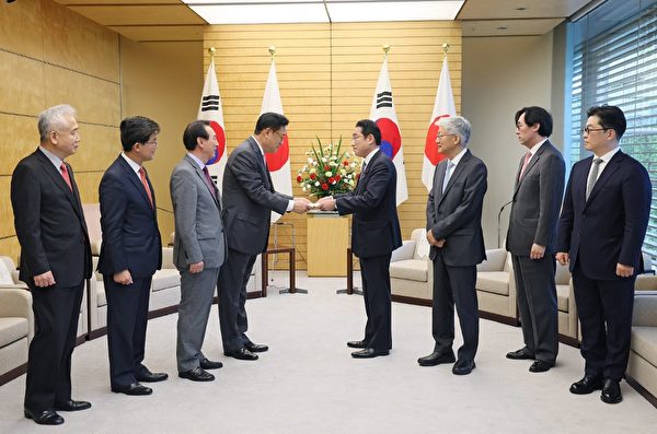 2022年4月26日,日本首相岸田文雄(右四)在東京首相府接受南韓國會副議長鄭鎮碩(左四)轉交的尹錫悅致岸田文雄的親筆信。(Apan’s Cabinet Public Relations Office Via Jiji Press/AFP)