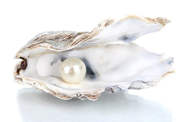 美國德州女子 Kenia Mac 在吃生蠔時發現一顆珍珠。此為珍珠的示意圖，與本文無關。（Shutterstock）