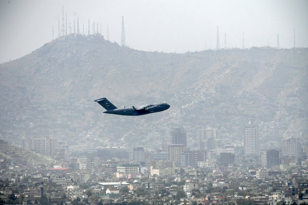2021年8月30日，一架美國空軍飛機從喀布爾機場起飛。（AAMIR QURESHI/AFP via Getty Images）