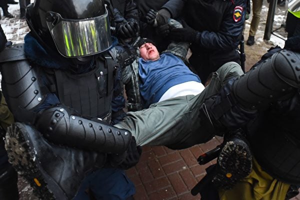 2021年1月31日，俄羅斯聖彼得堡，反對派領袖阿列克謝‧納瓦爾尼（Alexei Navalny）先前遭到政府拘捕，引發民眾上街示威，防暴警察將一名抗議者抬離現場。（OLGA MALTSEVA/AFP via Getty Images）