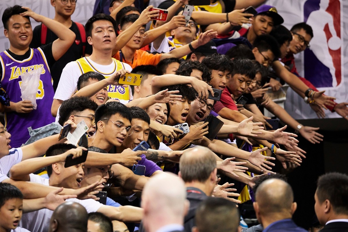 圖為10月12日，NBA深圳比賽爆滿，球迷熱情與球員互動。五毛試圖攪場沒人睬。（STR/AFP via Getty Images）