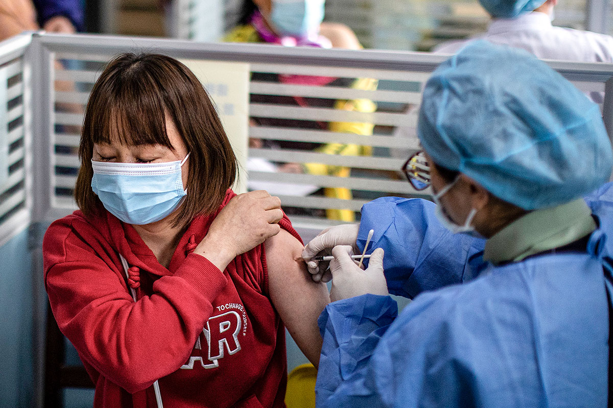 千名大陸民眾報告打疫苗後出現白血病。圖為一名女性接種國產疫苗。（Photo by Getty Images）