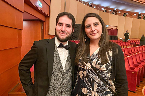 2024年1月19日晚,倫巴底大區資深攝影師Susanna Spennagallo和丈夫Marco Ciana一同觀看了神韻環球藝術團在米蘭阿爾欽博第劇院(Teatro degli Arcimboldi)的第四場演出。 (Leo Botna/大紀元)
