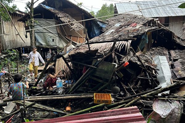 2023年12月3日，菲律賓希納圖安的居民在遭到地震襲擊後，在一棟被毀的房屋旁取水。（AFP）