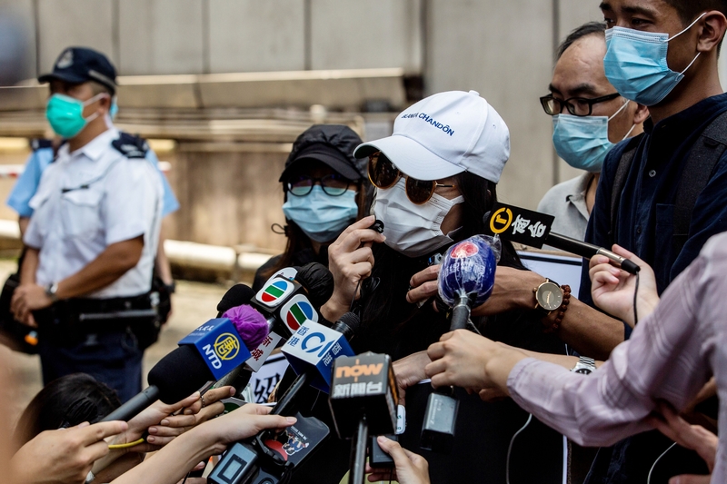 9月30日中秋節前夕，被捕的12名香港年輕人的家長們來到中聯辦外面表達他們的訴求，其中一位母親（中）對媒體發表講話，呼籲讓這12名年輕人30日可以返回香港。（ISAAC LAWRENCE/AFP via Getty Images）