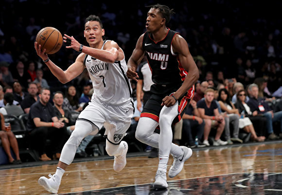 2025年8月31日,歷史上首位NBA美籍華裔球星、37歲的林書豪(Jeremy Lin)在社交媒體上宣布退役,結束了自己15年的籃球職業生涯。圖為林書豪(7號)在NBA代表籃網隊比賽瞬間。 (Abbie Parr/Getty Images)