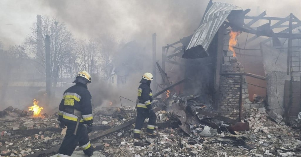 2022年3月11日，俄軍空襲後，第聶伯羅的消防人員在現場滅火。（Handout/State Emergency Service of Ukraine/AFP）