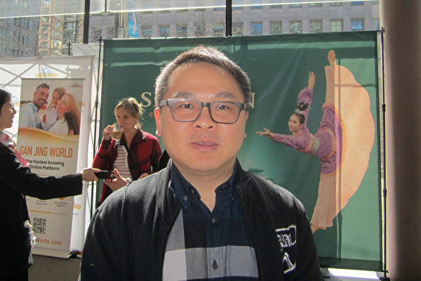 大陸華人馬先生於2024年4月7日下午觀看了美國神韻國際藝術團在加拿大多倫多四季表演藝術中心(Four Seasons Centre for the Performing Arts)進行的第十場演出。(李佳/大紀元)