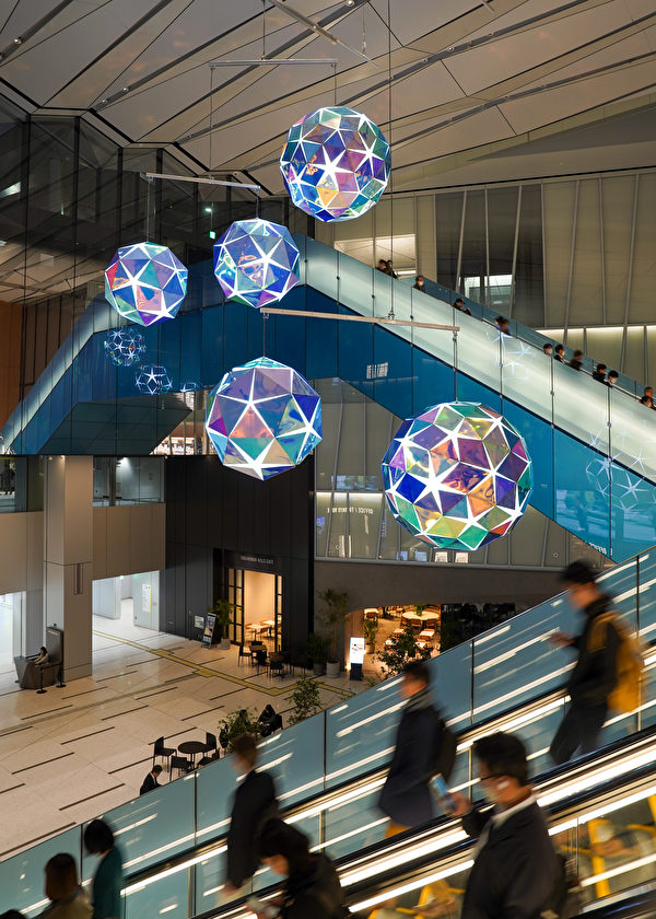 2023年11月13日,日本東京,虎之門燈光藝術展(Toranomon Light Art)期間,現場展示由美國的建築師重松象平(Shohei Shigematsu)創作的燈光藝術作品「五顆星」(Five Stars)。(Christopher Jue/Getty Images)