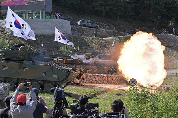 2022年9月20日，南韓抱川市（Pocheon），南韓防務展（DX Korea 2022）前，陸軍K2坦克在非軍事化區附近的一個訓練場進行實彈演習。（Anthony Wallace/AFP）