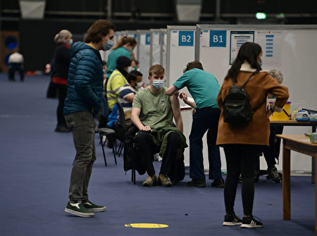 2021年12月21日，北愛爾蘭貝爾法斯特的泰坦尼克展覽中心已被改造成疫苗接種中心，醫務人員正在為民眾施打疫苗。(Charles McQuillan/Getty Images)