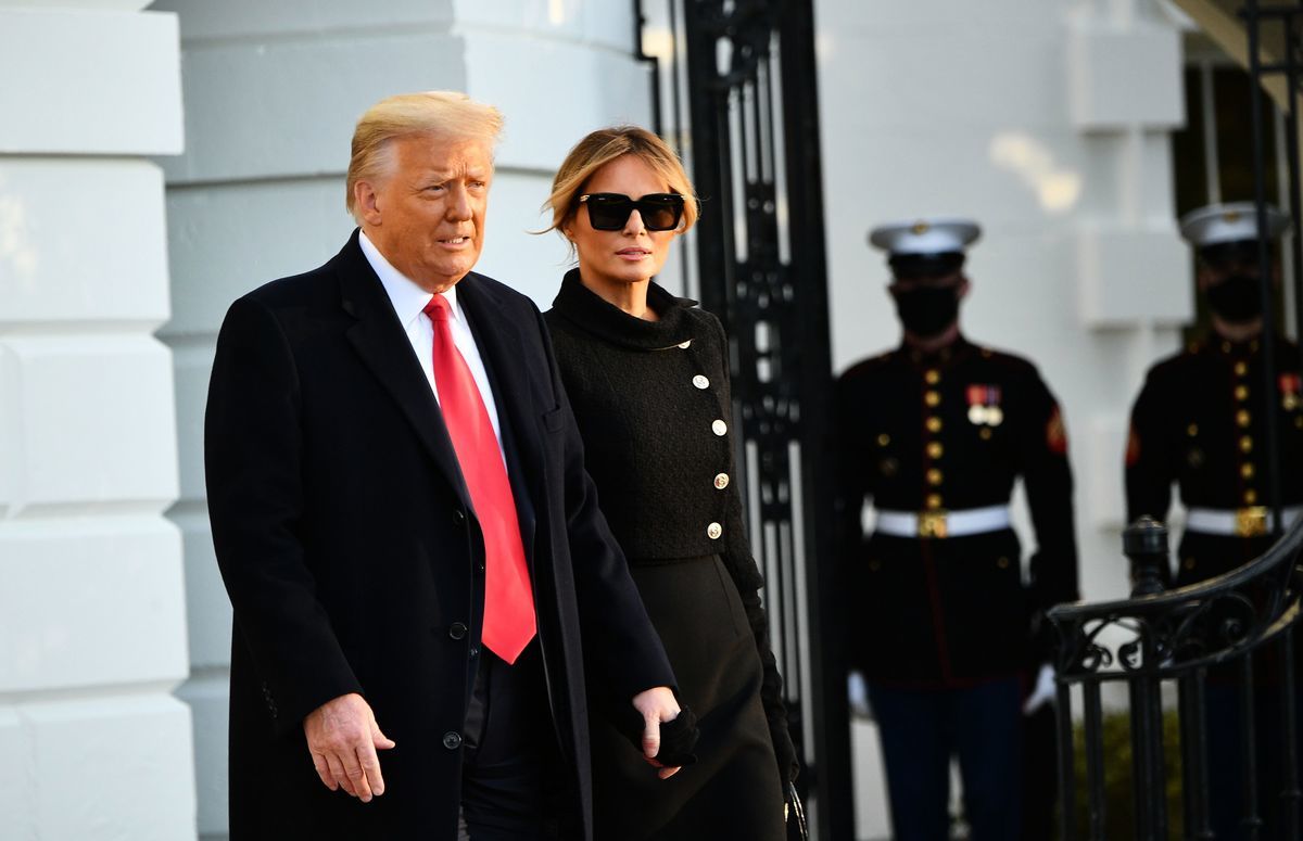 美國第45任總統唐納德·特朗普和第一夫人梅拉尼亞於2021年1月20日離開華盛頓特區白宮。（MANDEL NGAN/AFP via Getty Images）