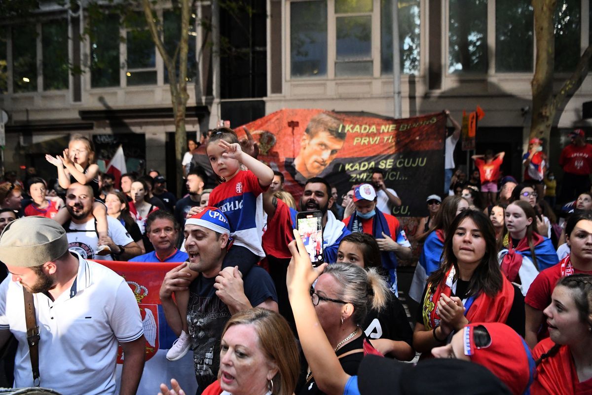 大量塞爾維亞球迷湧到祖高域住的隔離酒店外對其表示聲援。（William West/AFP via Getty Images）