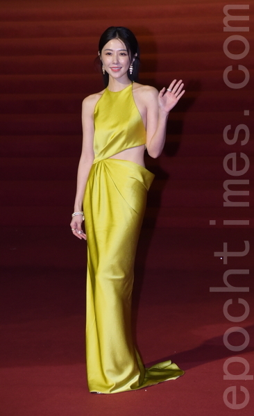 第60屆金馬獎星光大道，藝人邵雨薇也到場參與，選擇一襲螢光黃綠色系禮服亮相紅毯，格外引人注目。（大紀元／黃宗茂）
