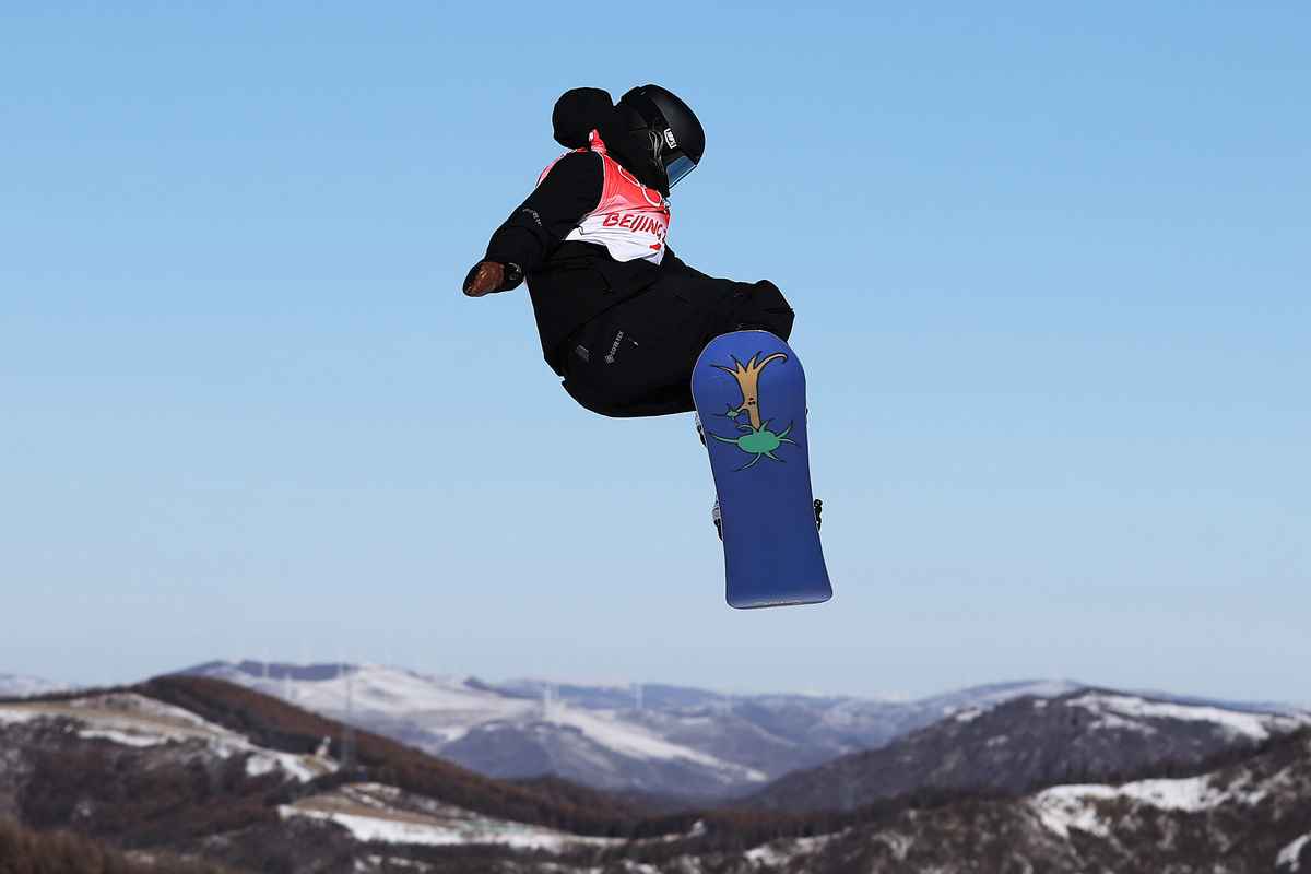 2022年2月6日,2022冬奧會女子單板滑雪坡面障礙技巧決賽上,20歲的紐西蘭名將辛諾特(Zoi Sadowski Synnott)最後一輪完成高難動作,拿到92.88高分,奪得紐西蘭冬奧史上第一枚金牌。(Cameron Spencer/Getty Images)