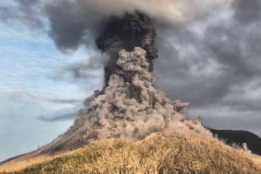 印尼火山劇烈噴發 火山灰衝上萬米高空