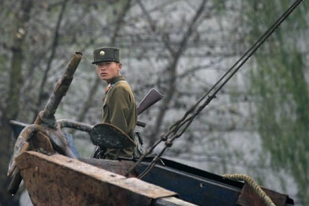 圖為在邊境巡邏的北韓軍人。（Frederic J.BROWN/AFP）