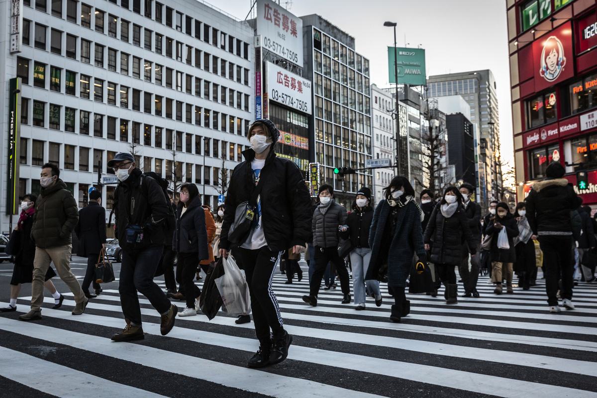 2022年1月21日，日本東京新宿區街頭。東京當天記錄了9,699例新的COVID-19感染病例，連續第三天創下新高。（Yuichi Yamazaki/Getty Images）